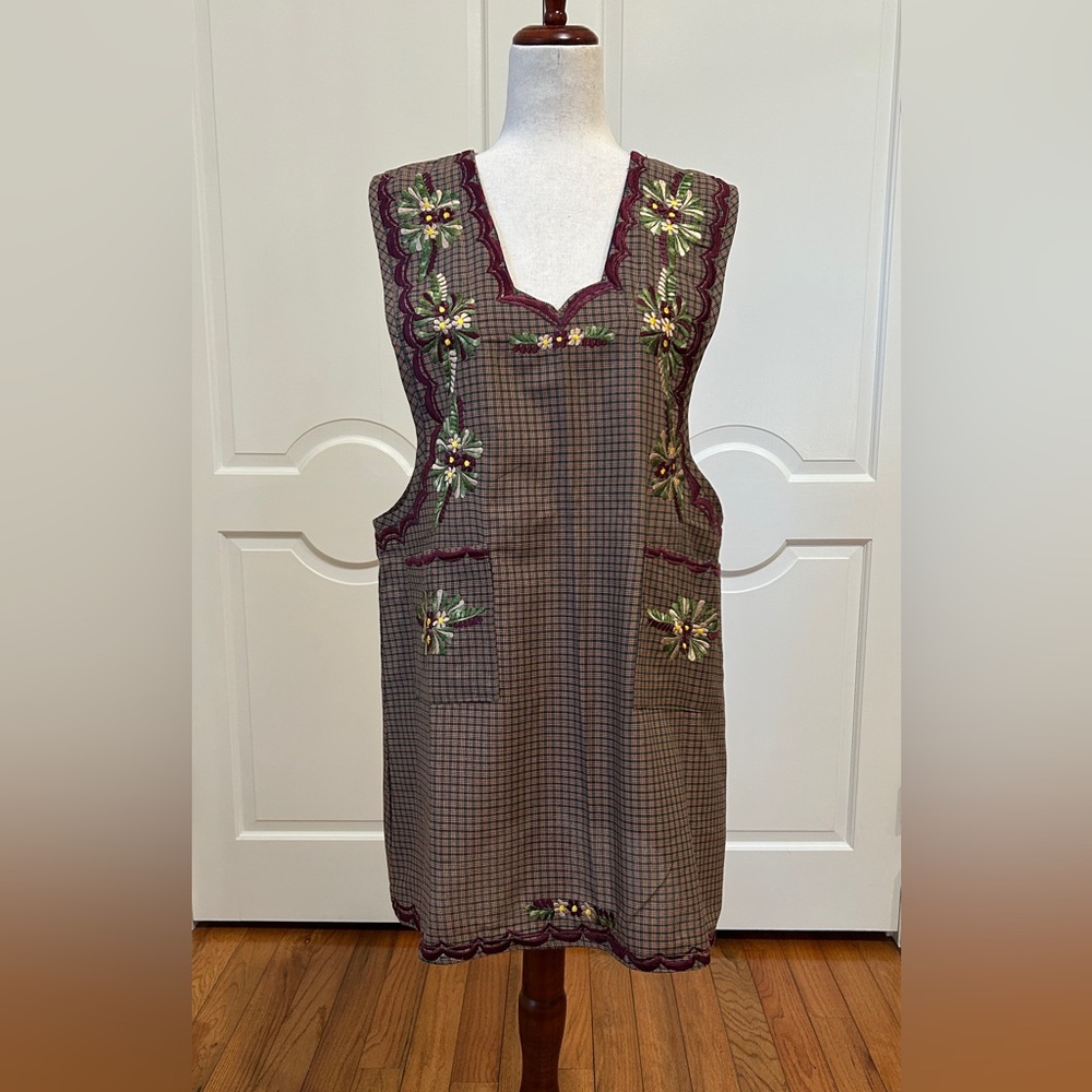 One of a Kind Traditional Oaxaca Apron  with pockets and flower Embroidery. M/L
